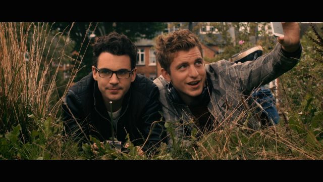 22時。渋谷の路上が映画館になる。本日からの上映は『飛行恐怖症なトリ / F