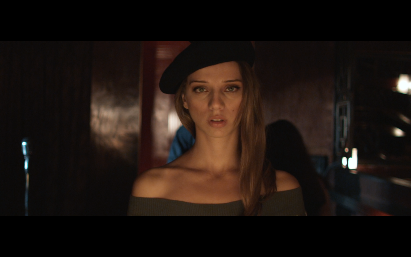 22時。渋谷の路上が映画館になる。本日からの上映作品は『Morepork/ア