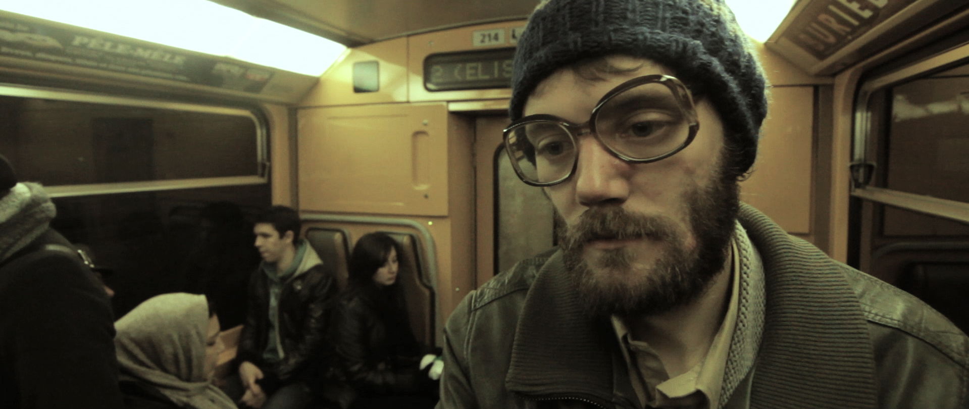 22時。渋谷の路上が映画館になる。本日からの上映作品は『Inflatable