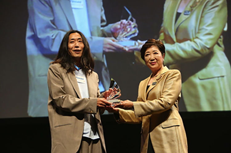 番場秀一監督(左)と小池百合子東京都知事(右)